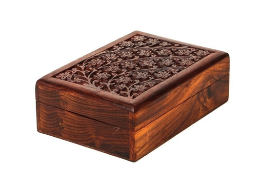 Boîte en bois sculpté avec des fleurs